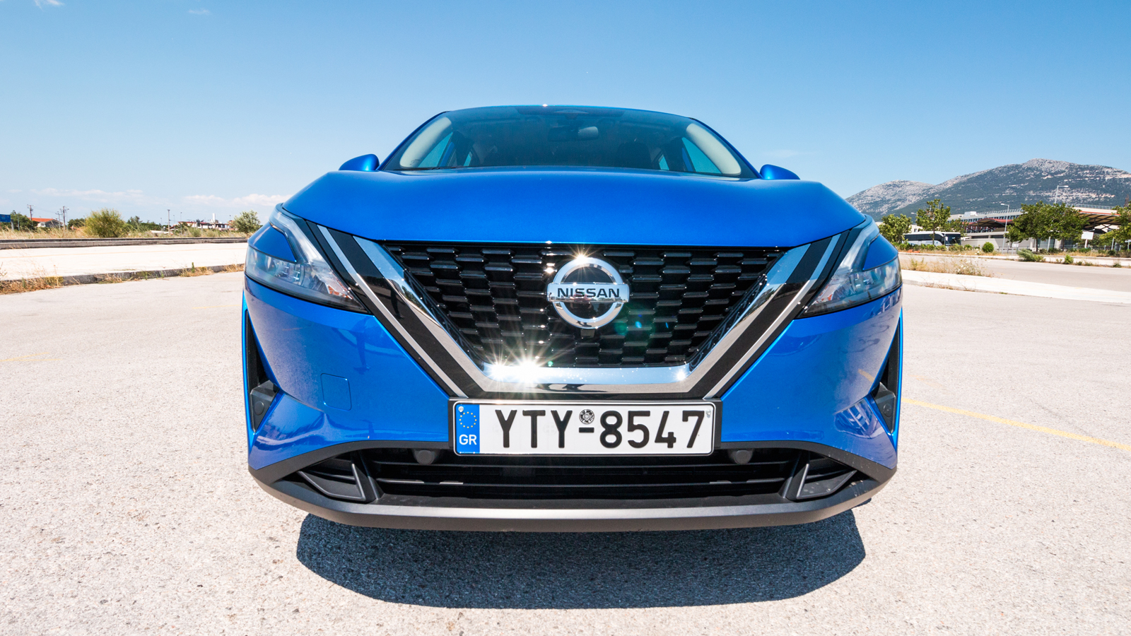 Το νέο Qashqai διαθέτει σύγχρονα αισθητικά κι αεροδυναμικά στοιχεία, χωρίς να χάνει όμως την «οπτική» συγγένεια με τους προκατόχους του.